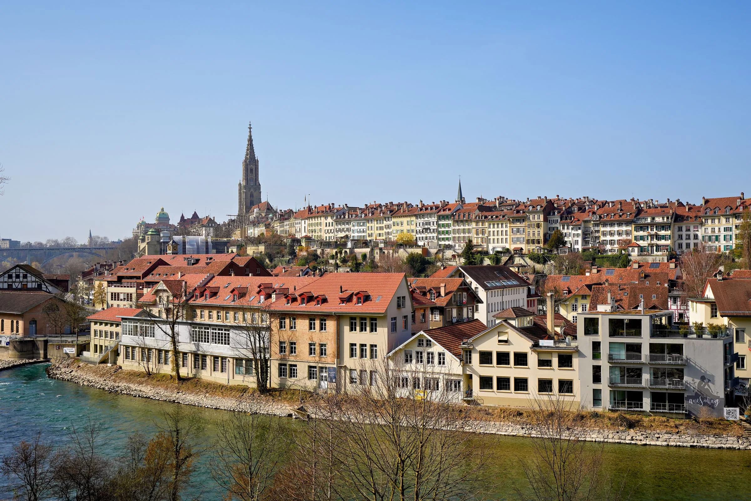Berner Münster und Altstadt über der Aare