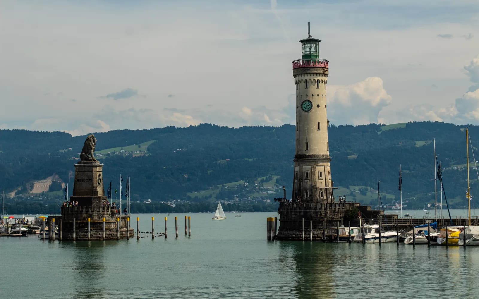 Der Leuchtturm und der Bayerische Löwe an der Hafeneinfahrt von Lindau am Bodensee