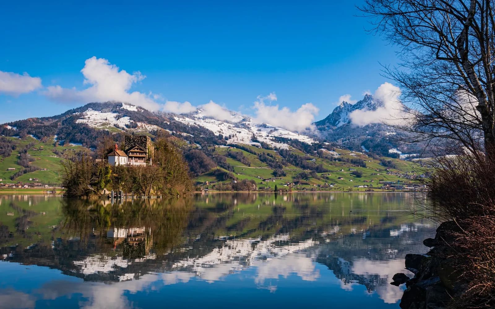 Die Insel Schwanau im Lauerzersee, dahinter die Mythen