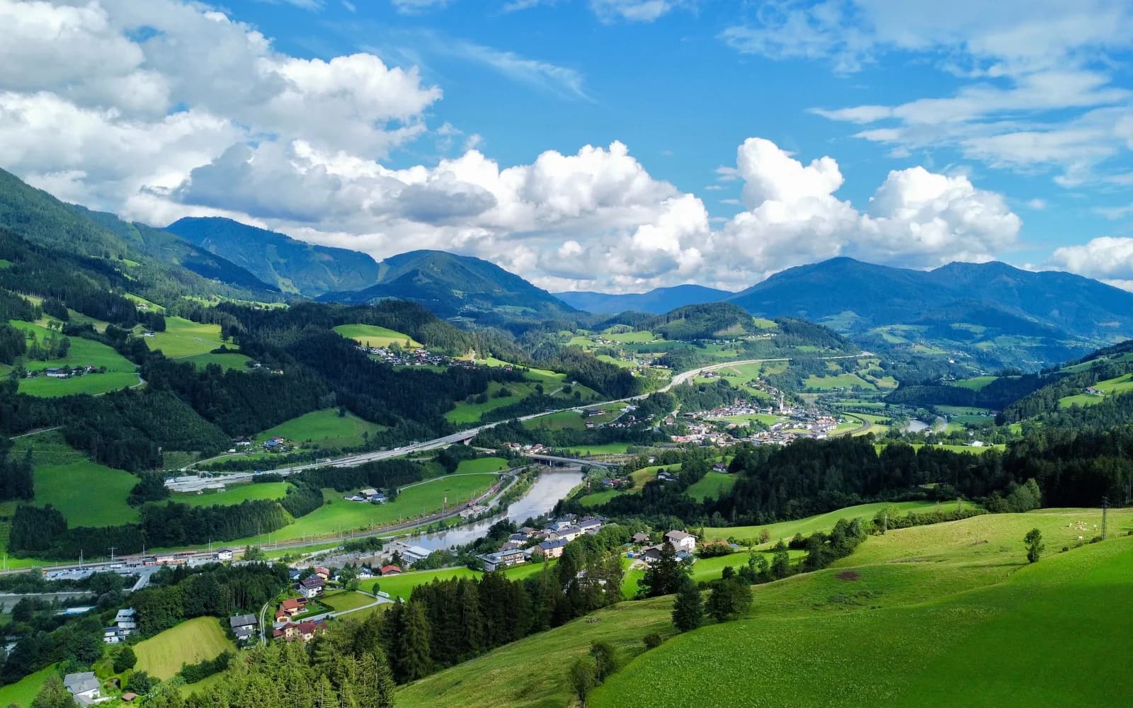 Ein Tal in den österreichischen Alpen mit mehreren Ortschaften