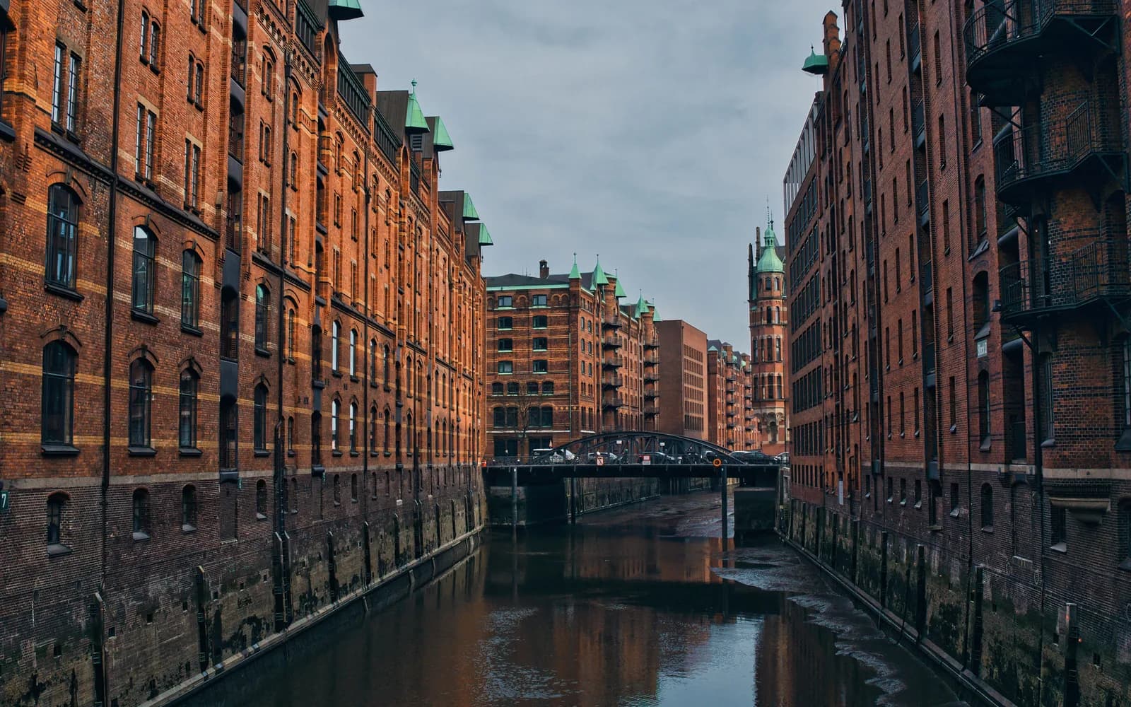Die Speicherstadt in Hamburg mit den Backsteinlagern am Fleet
