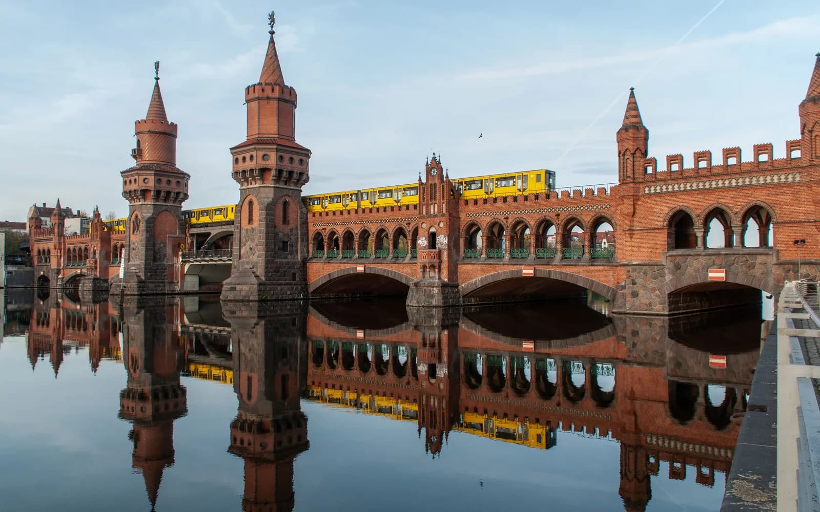 Die Oberbaumbrücke in Berlin mit der Hochbahn, gespiegelt in der Spree