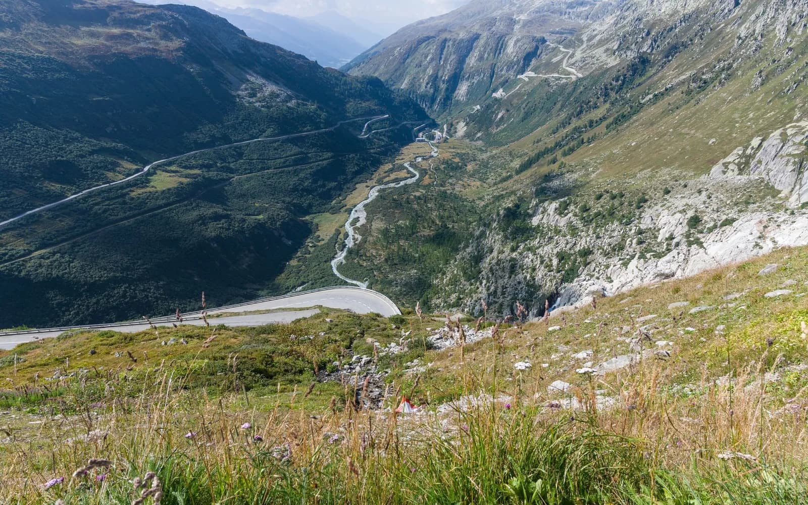 Eine Passstrasse in den Schweizer Alpen