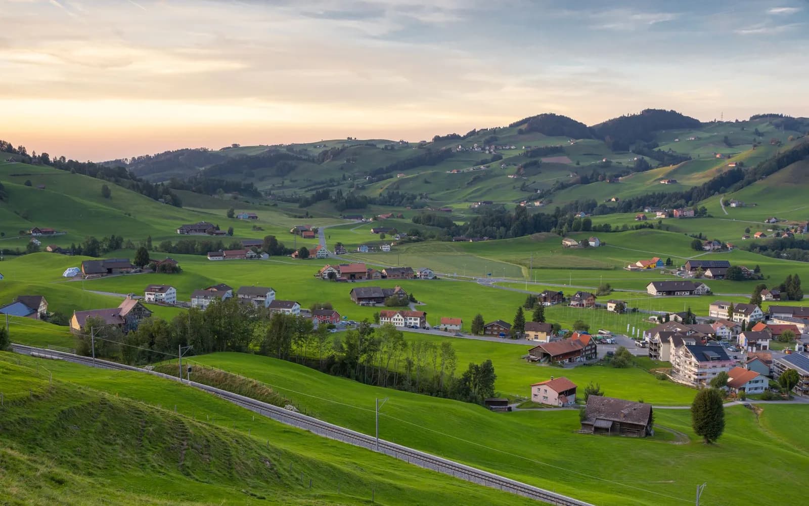 Ein Dorf im Appenzeller Hügelland am Abend