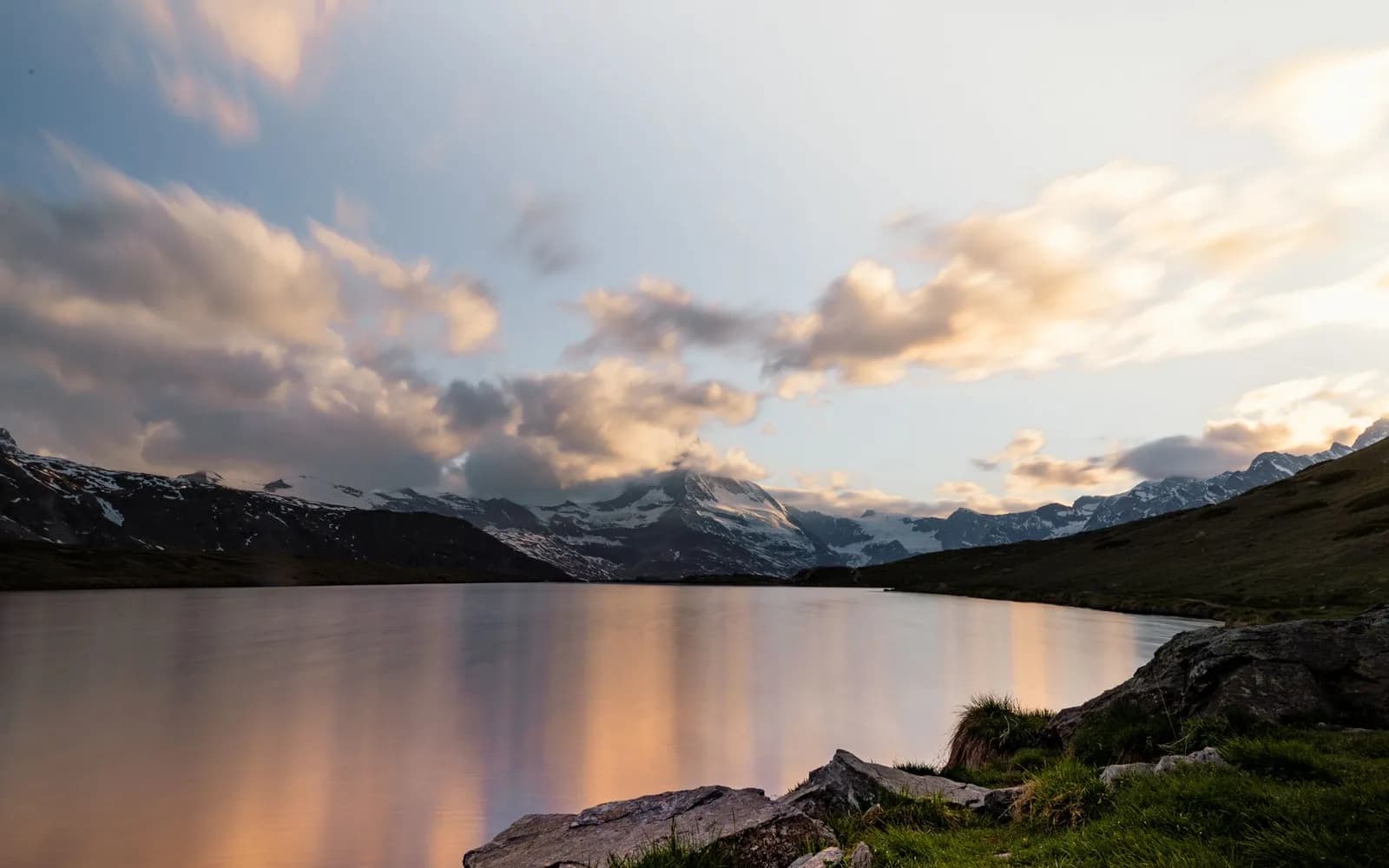 Ein Bergsee in der Abenddämmerung