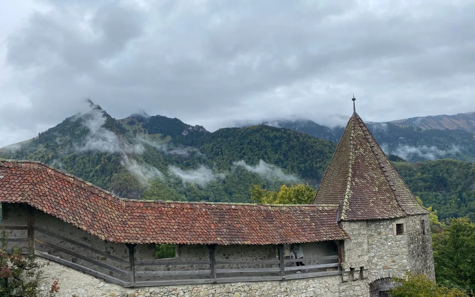 Die Wehrmauer des Schlosses Gruyères