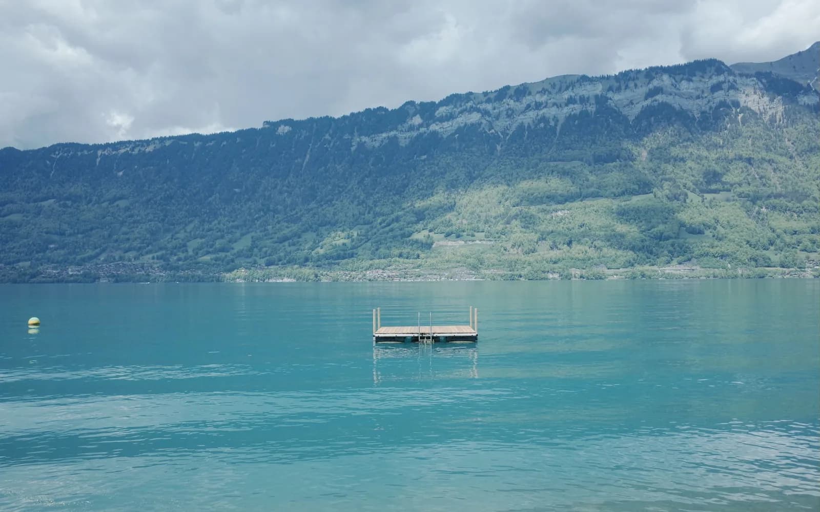 Ein Steg im See bei Interlaken