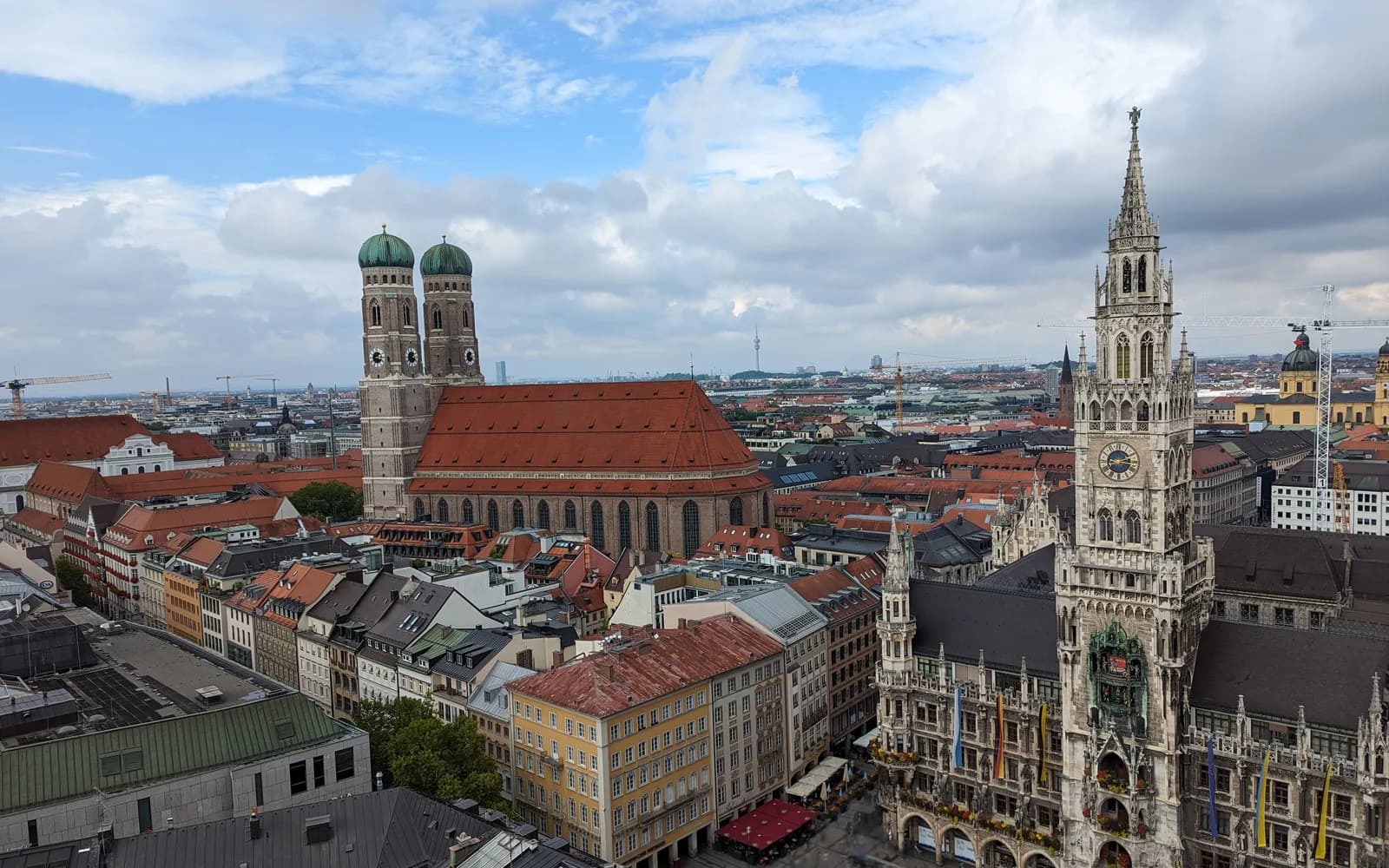 Der Marienplatz in München mit Frauenkirche und Neuem Rathaus