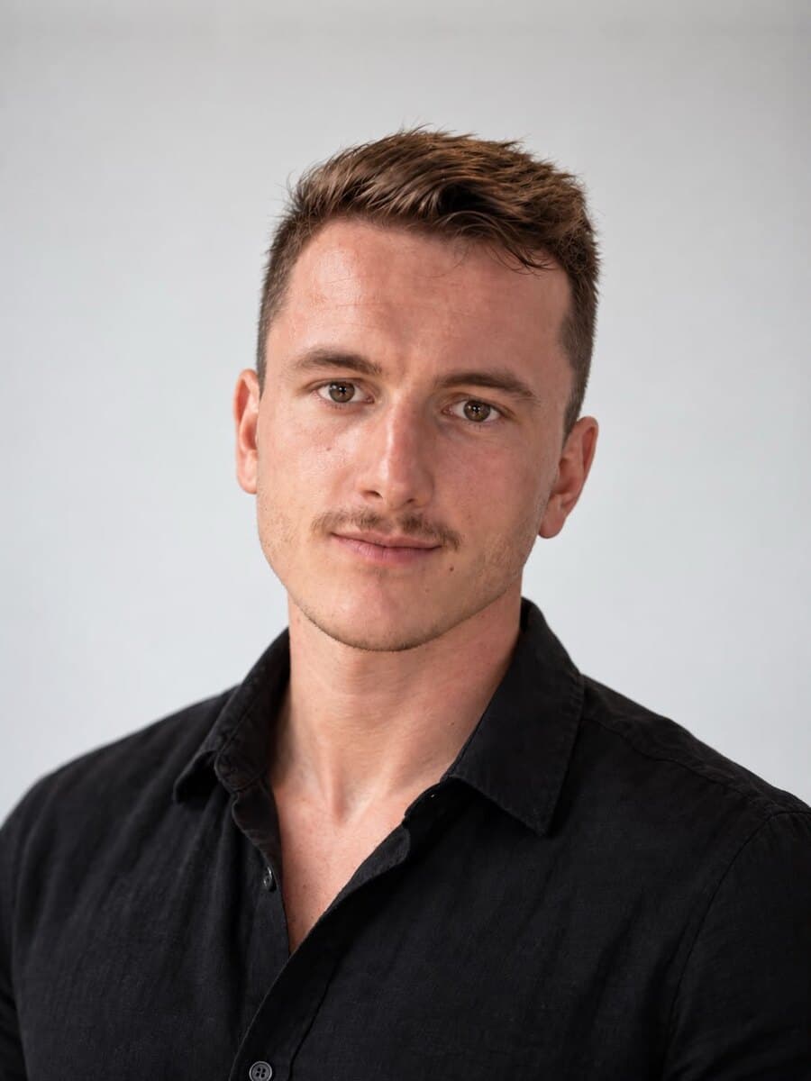 Porträt von Dominik, Vertrieb