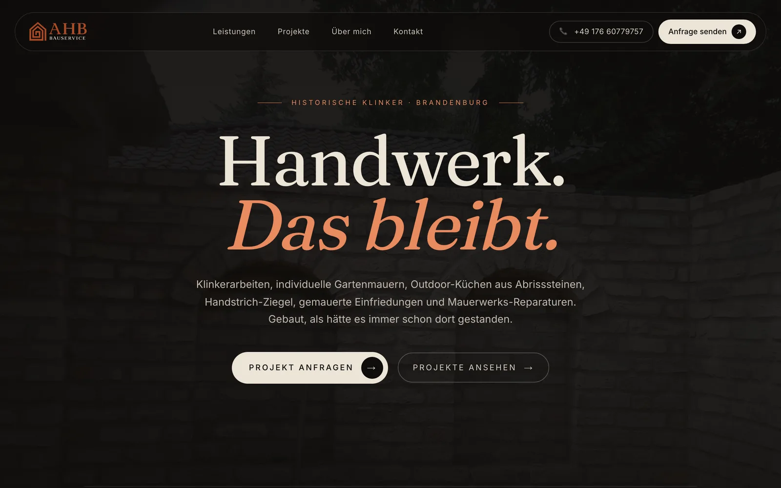 AHB Bauservice: Startseite mit dem Hero «Handwerk. Das bleibt.» über einer Mauer aus Abrisssteinen mit Bogen-Nischen, darunter die Knöpfe Projekt anfragen und Projekte ansehen