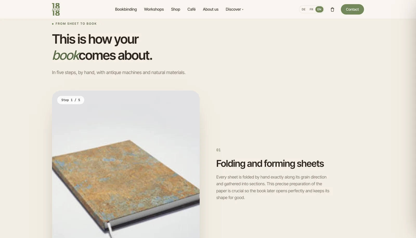 Atelier 1818: «This is how your book comes about.», Schritt 1 von 5 mit einem handgebundenen Buch und dem Text zum Falzen der Bögen