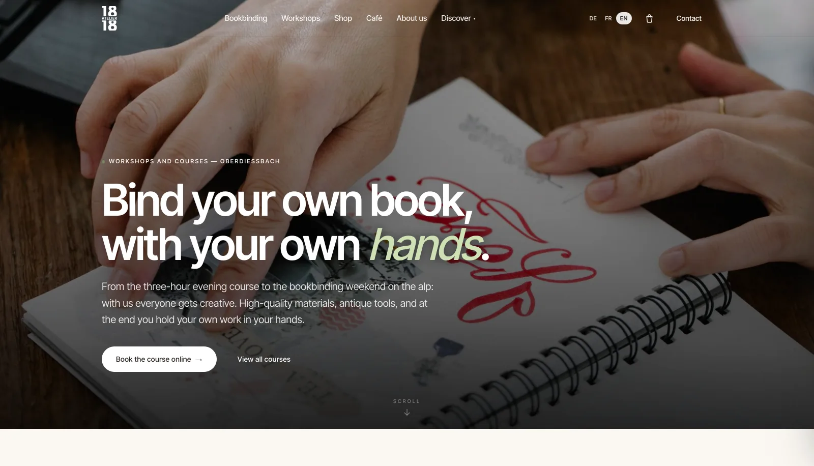 Atelier 1818: Workshop-Seite mit «Bind your own book, with your own hands.» über zwei Händen an einem Notizbuch