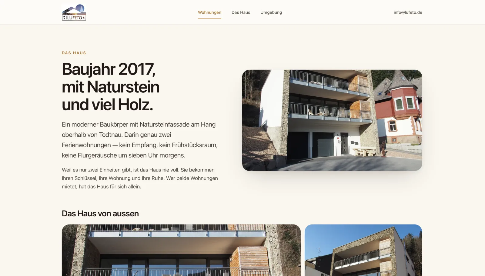 Lufeto: Das Haus mit «Baujahr 2017, mit Naturstein und viel Holz.» und einer Aussenansicht der Balkone