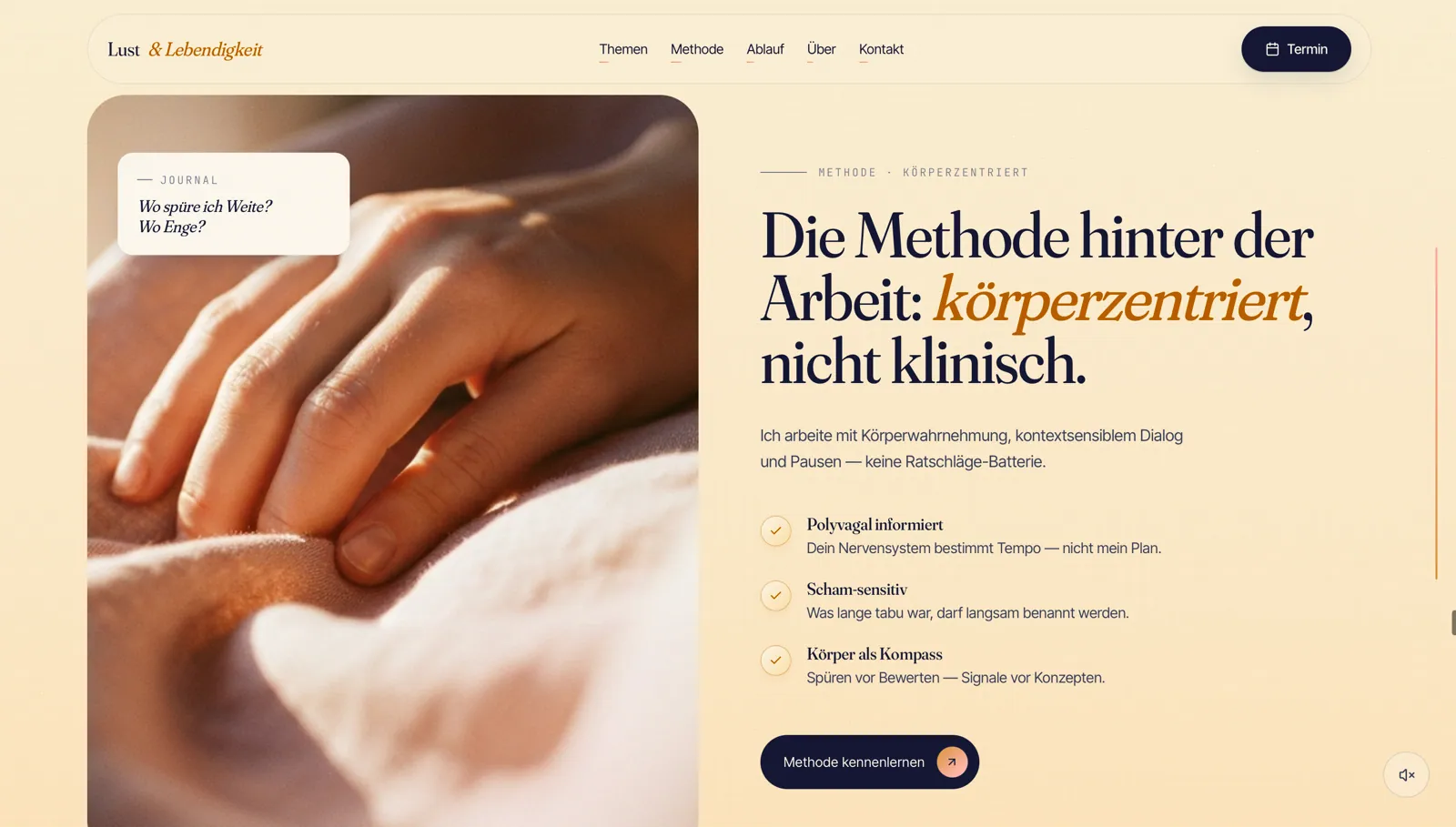 Lust & Lebendigkeit: Methode mit «Die Methode hinter der Arbeit: körperzentriert, nicht klinisch.» neben der Nahaufnahme einer Hand auf Leinen