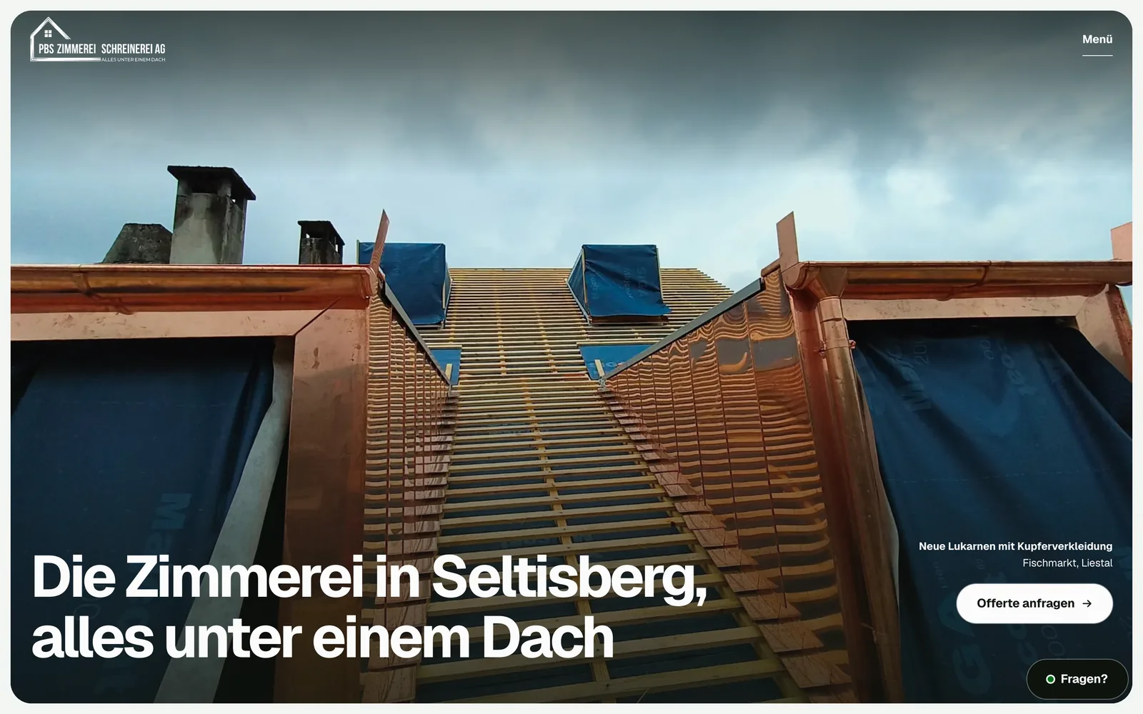 PBS Zimmerei: Startseite mit dem Hero «Die Zimmerei in Seltisberg, alles unter einem Dach» über den neuen Lukarnen mit Kupferverkleidung am Fischmarkt in Liestal