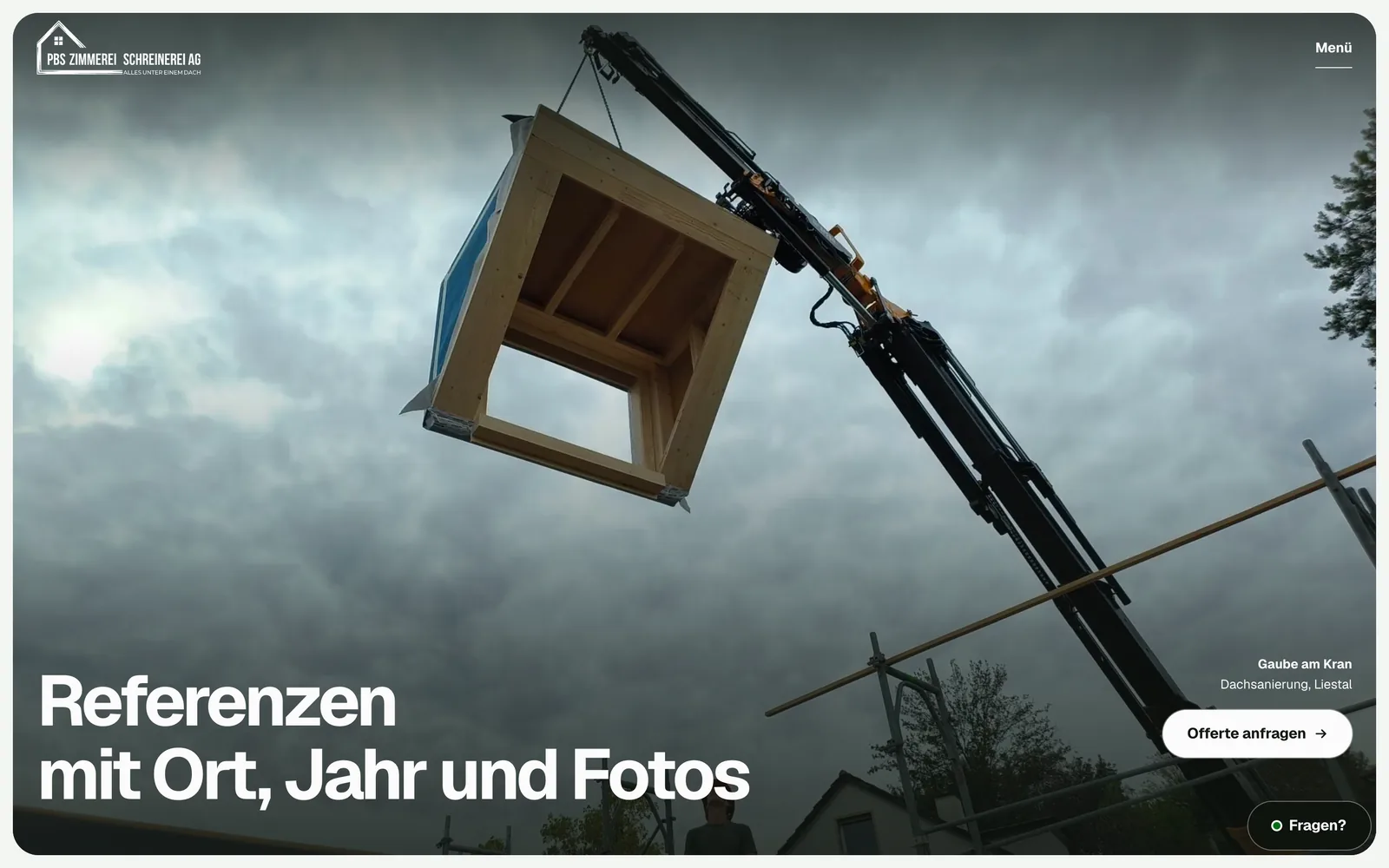 PBS Zimmerei: Referenzen mit dem Hero «Referenzen mit Ort, Jahr und Fotos» über einer Gaube am Kran bei einer Dachsanierung in Liestal