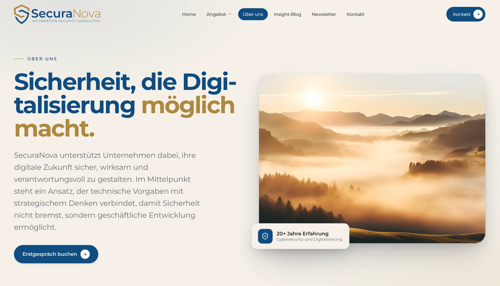SecuraNova: Über uns mit «Sicherheit, die Digitalisierung möglich macht.» neben einer Hügellandschaft im Morgennebel