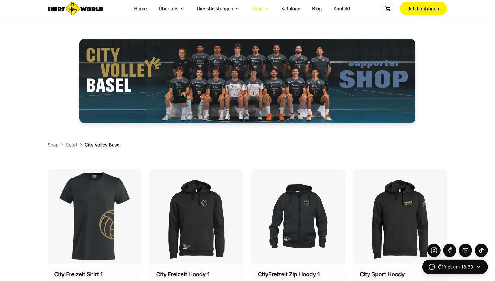 Shirtworld: Supporter-Shop von City Volley Basel mit dem Mannschaftsfoto und den ersten Shirts und Hoodies