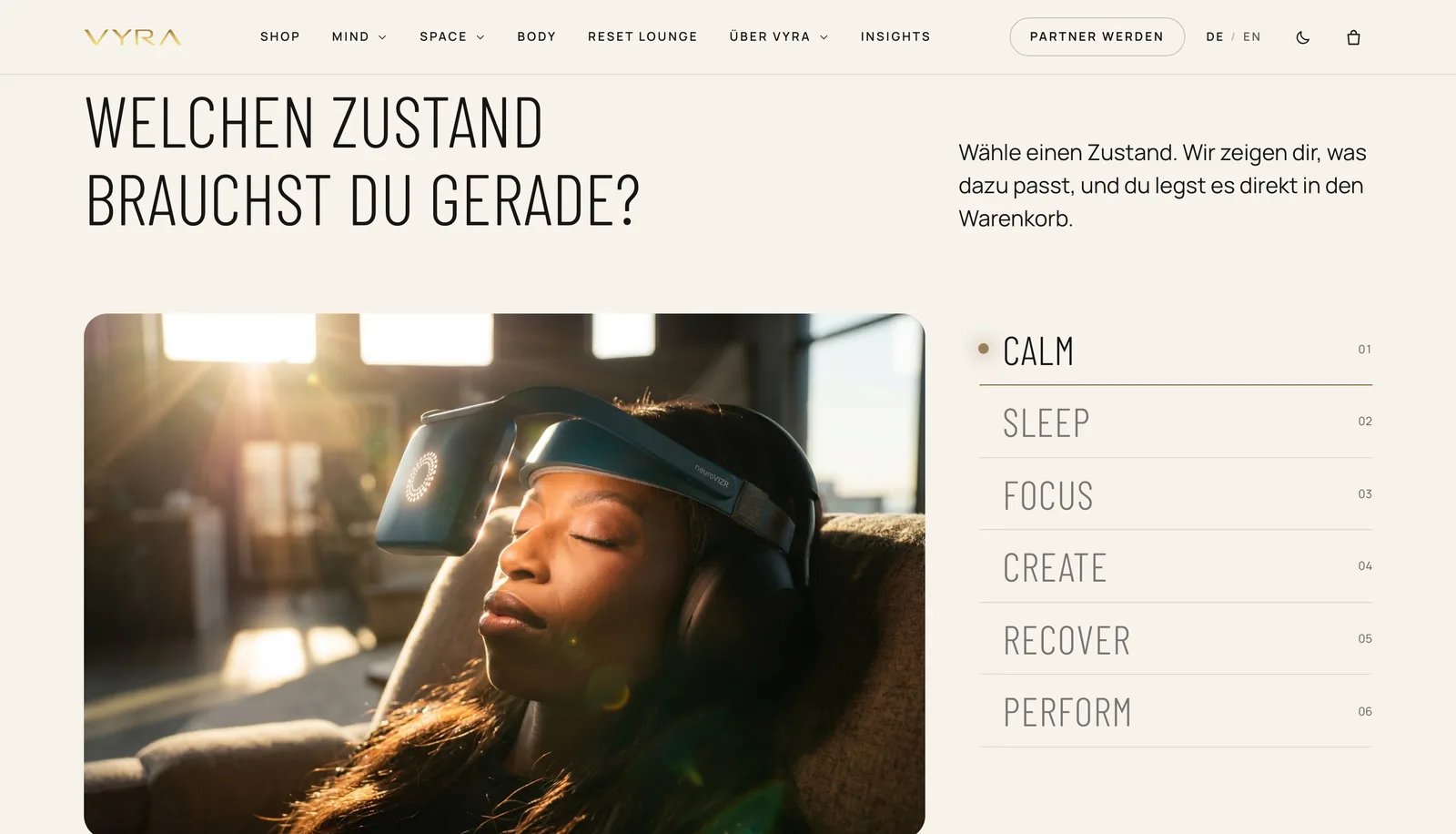 VYRA: Zustandswahl «Welchen Zustand brauchst du gerade?» mit den Zuständen von CALM bis PERFORM, links eine Frau mit dem neuroVIZR