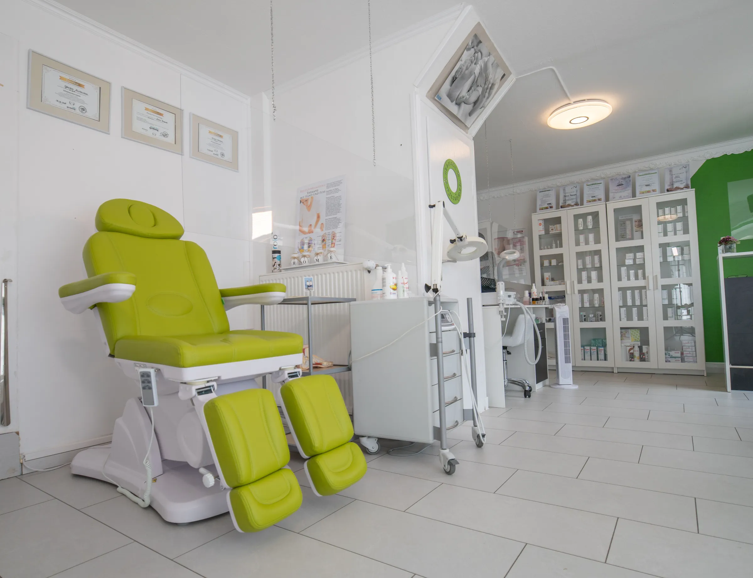 Helles Behandlungszimmer einer Praxis