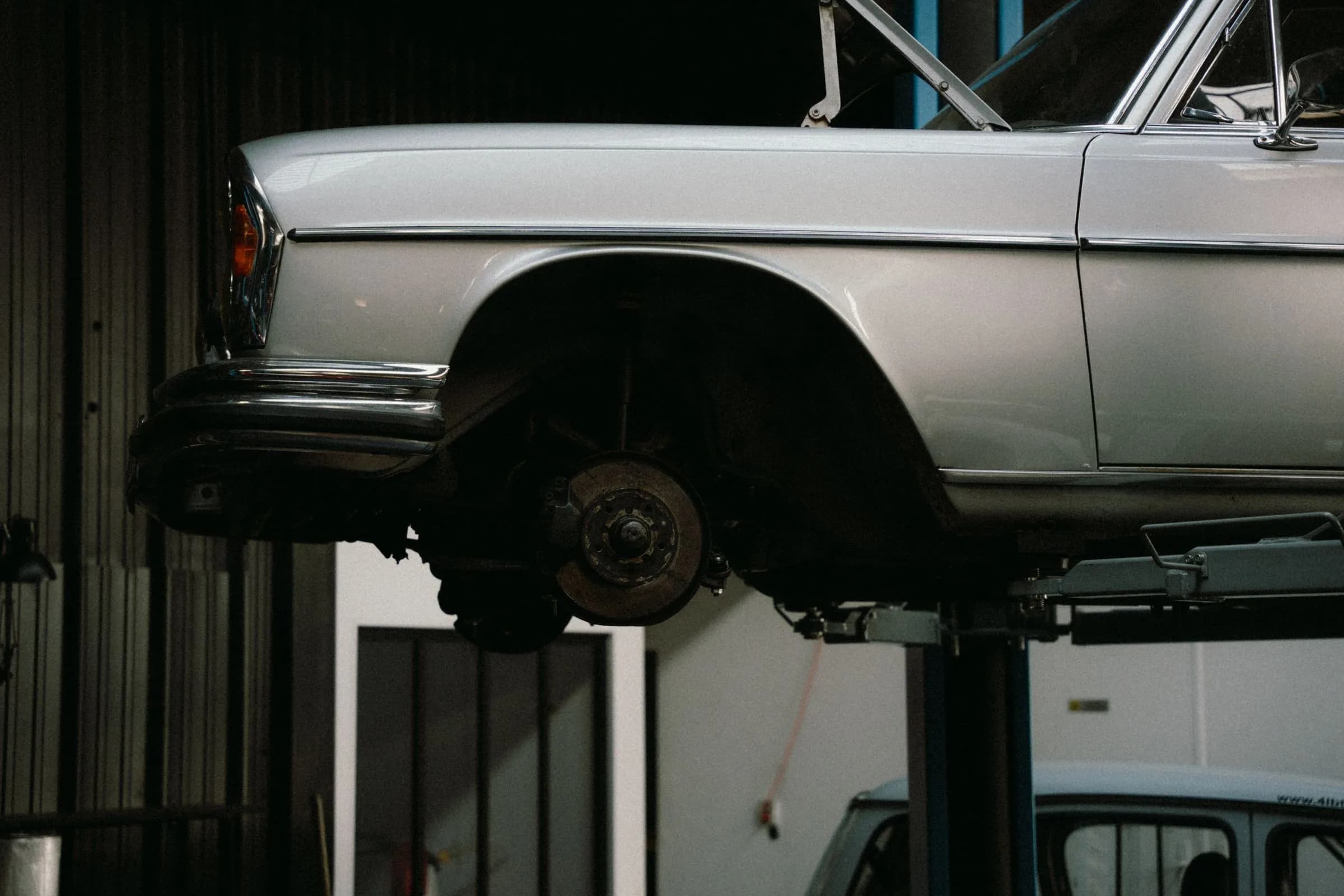 Auto auf der Hebebühne in der Werkstatt