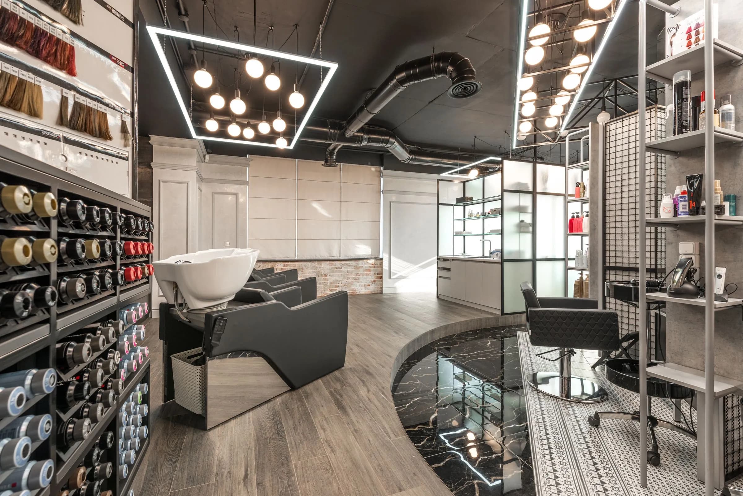 Heller Coiffeursalon mit Spiegeln