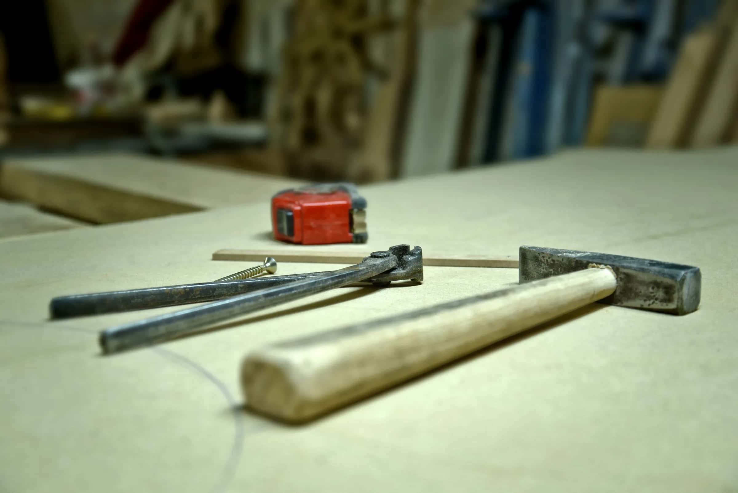 Werkbank mit Werkzeug in der Werkstatt
