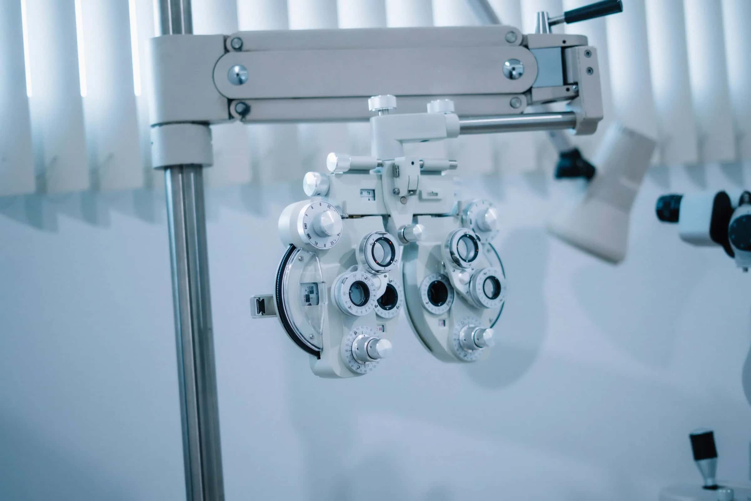 Phoropter für den Sehtest in einem hellen Optikergeschäft