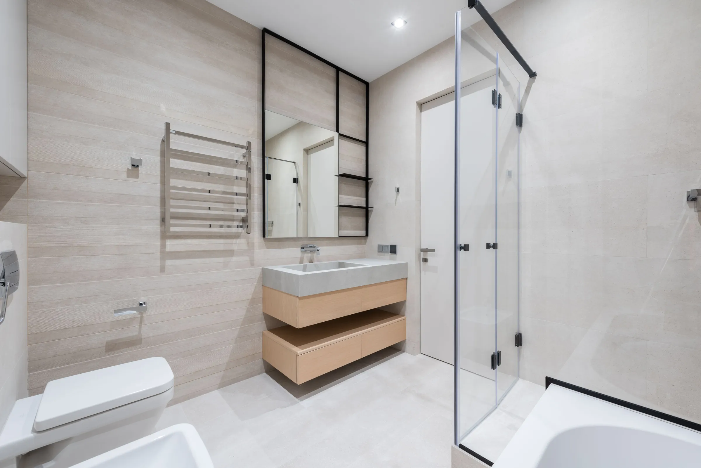 Modernes helles Badezimmer mit Glasdusche