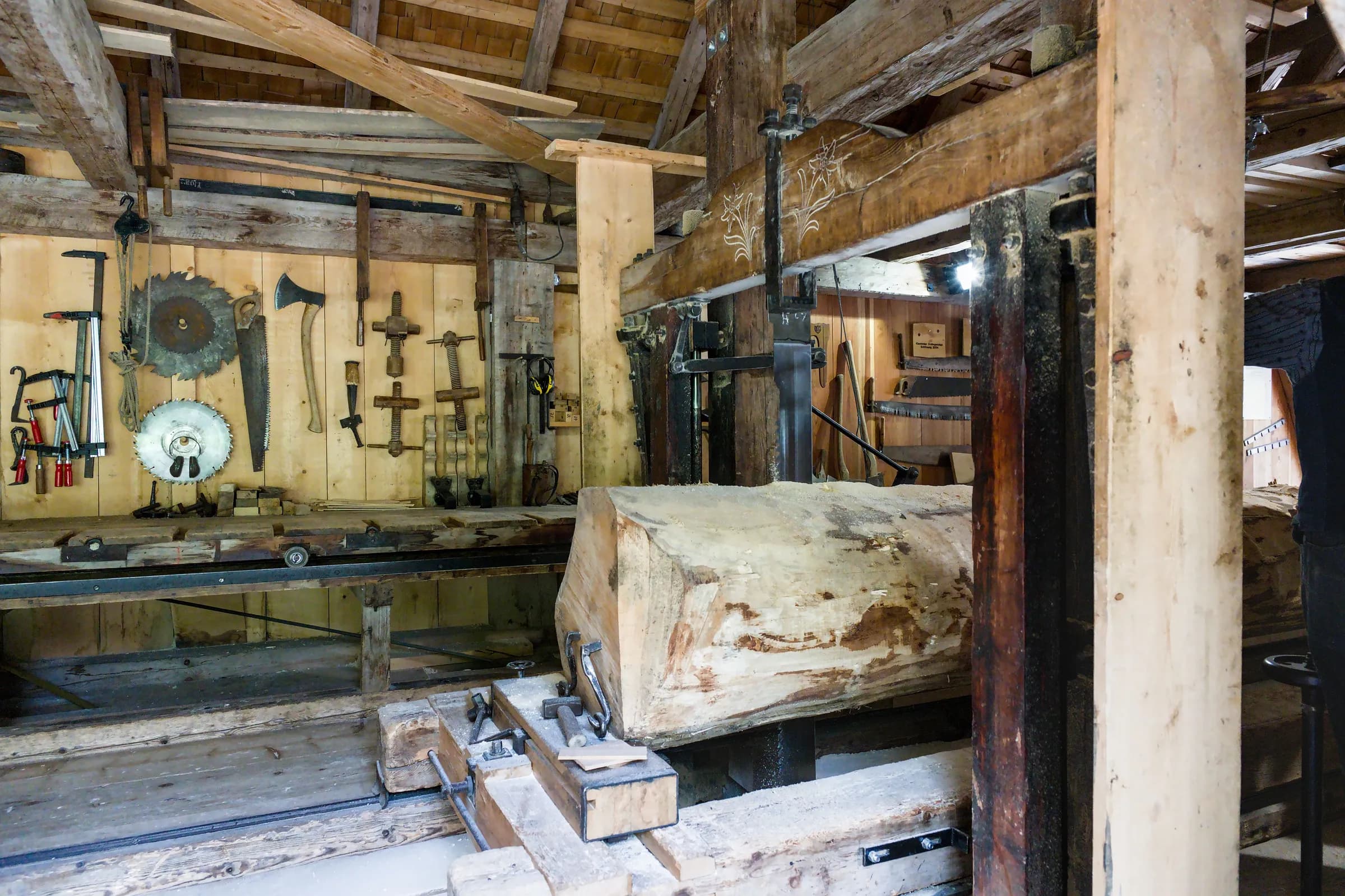 Traditionelle Schweizer Sägerei mit Holzwerkzeugen