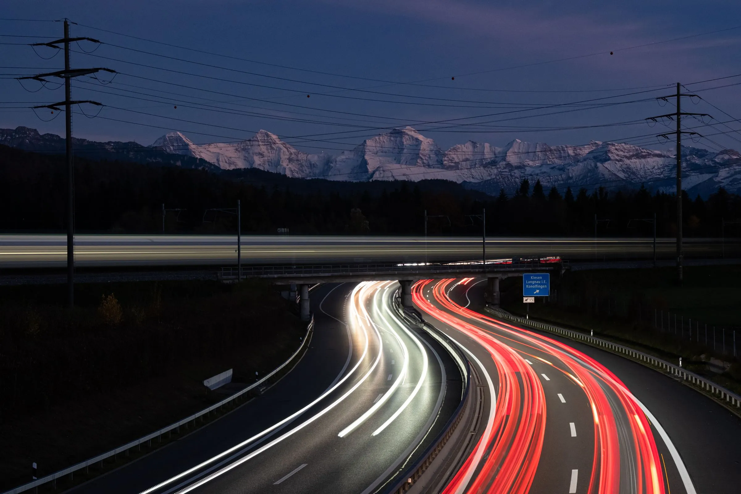 Lastwagen auf der Autobahn in den Alpen