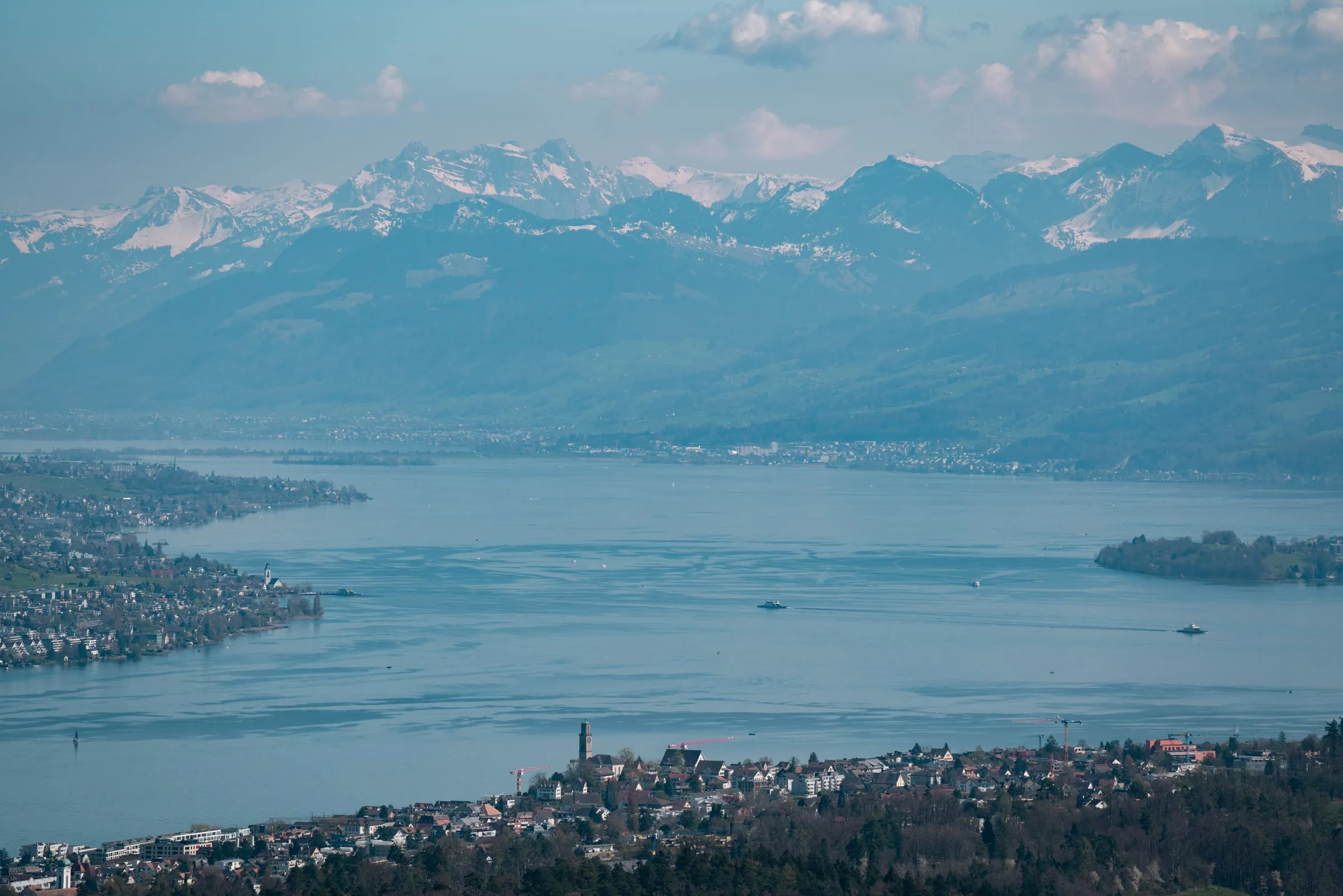 Zürichsee mit Alpen