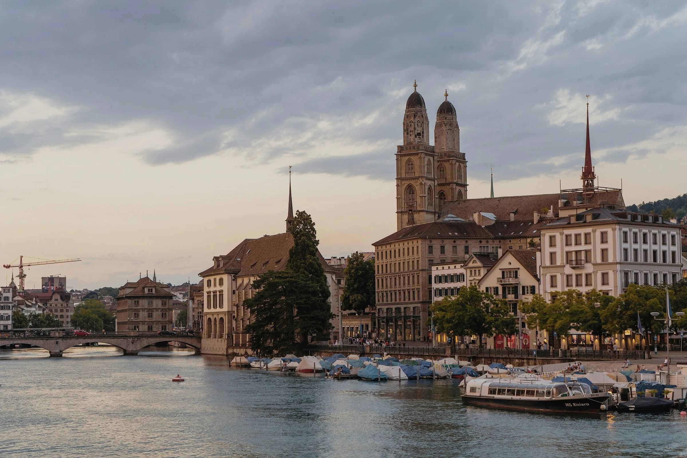 Grossmünster über der Limmat, Zürich