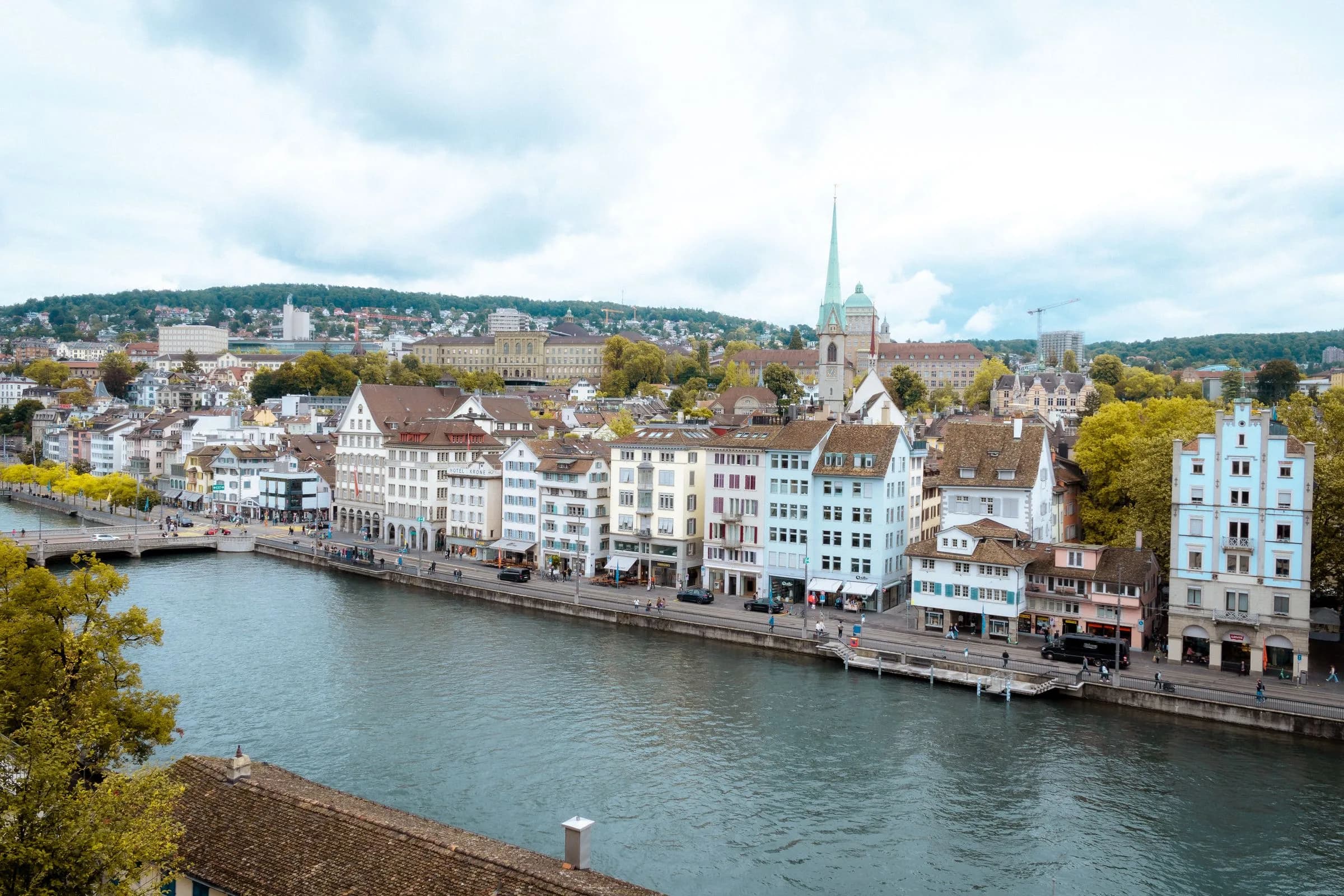 Zürichsee mit Booten und Altstadt