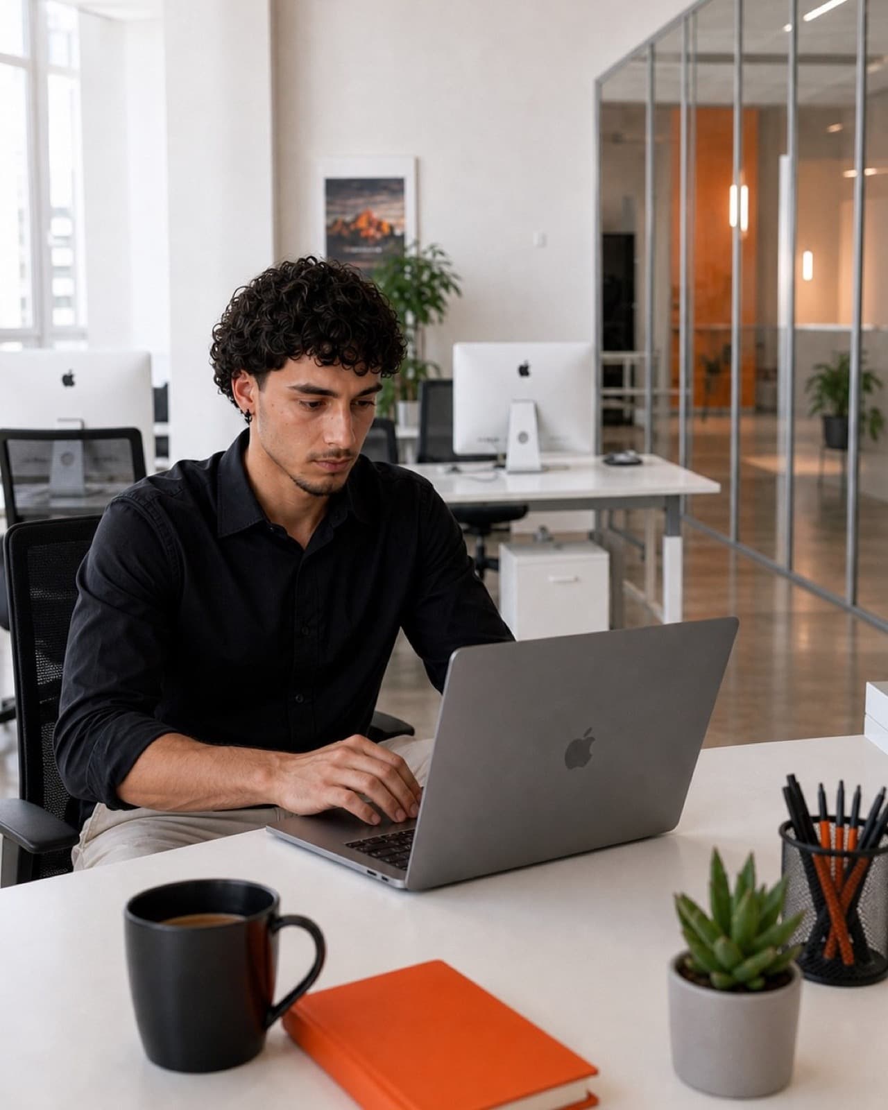Fabiano Frascati bei der Arbeit am Laptop