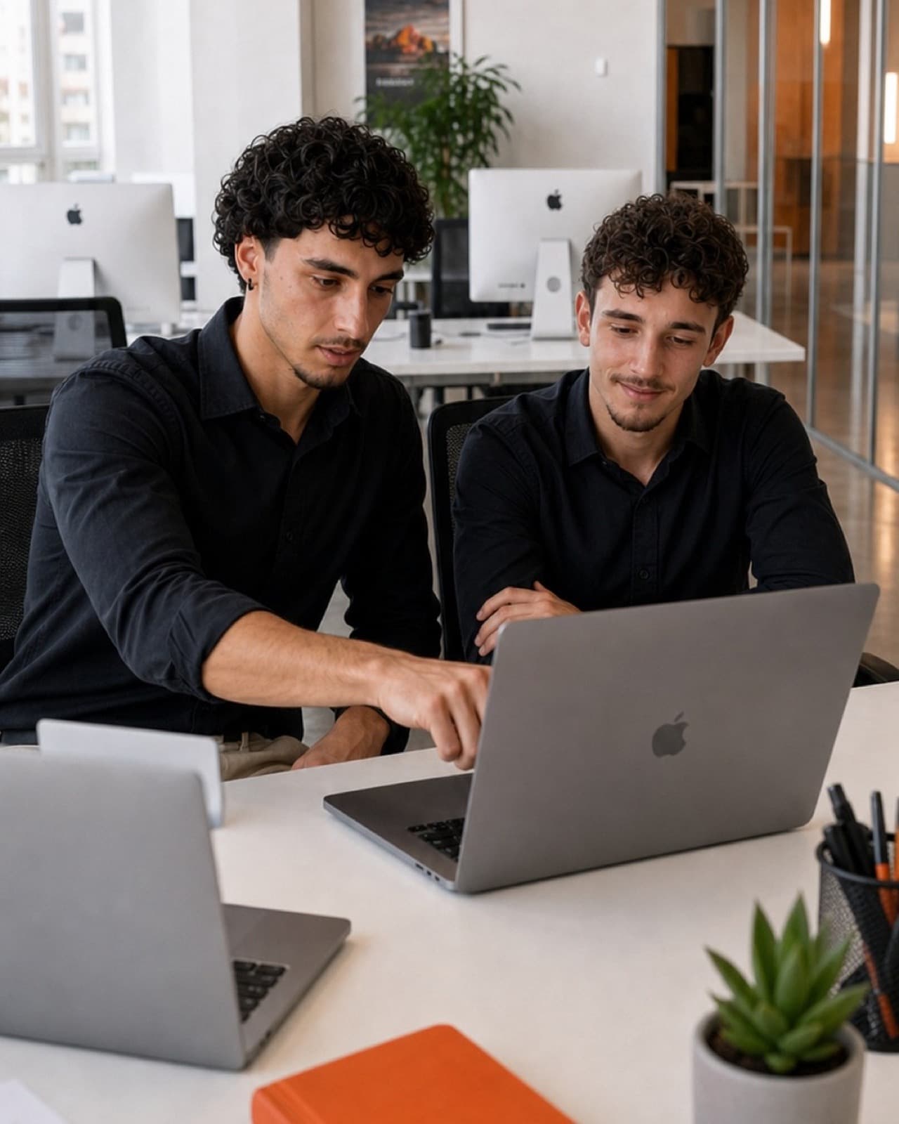 Fabiano zeigt Nevio etwas am Laptop im Frascati-Studio