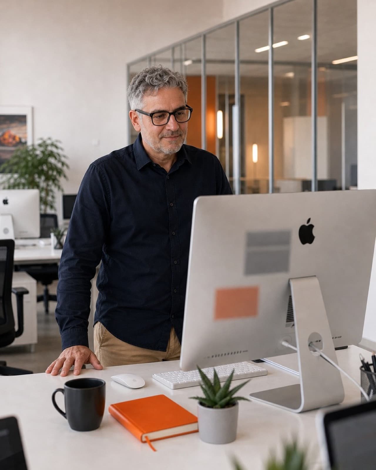 Francesco Frascati bei der Arbeit am iMac
