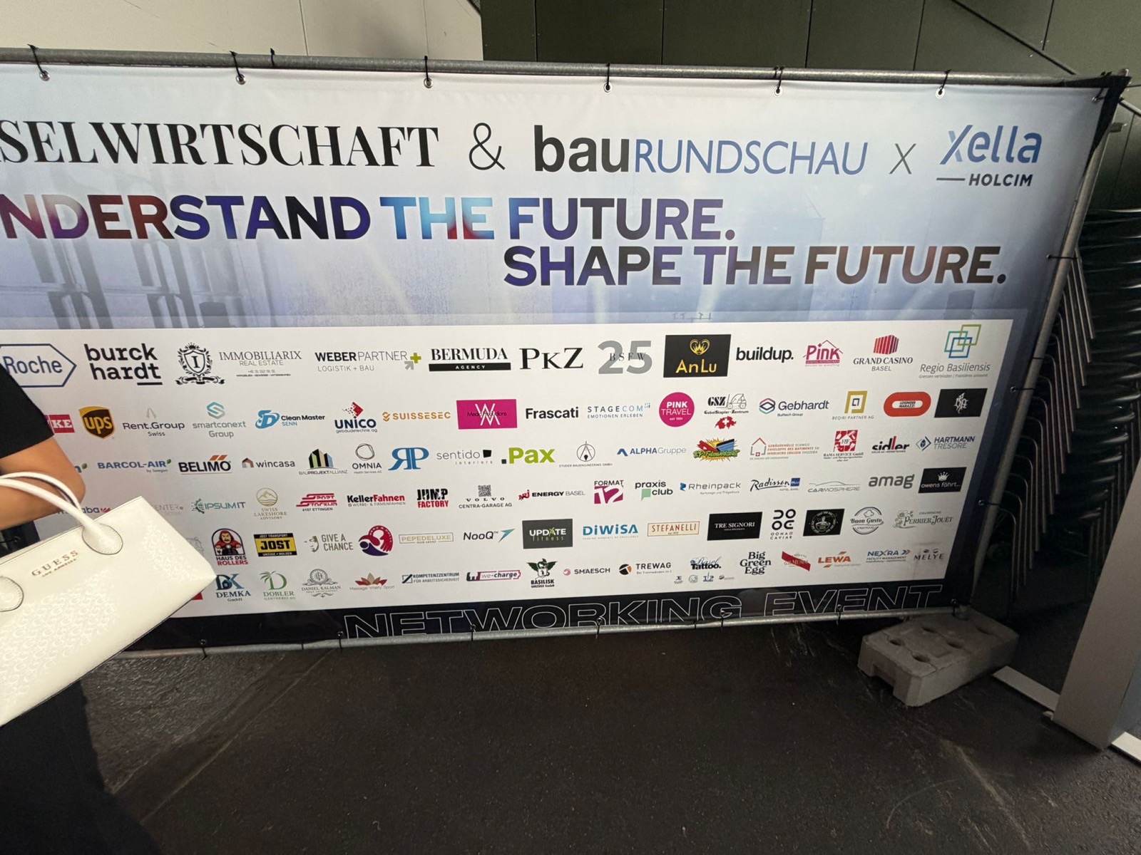 Grosse Partnerwand des Networking Events mit rund hundert Firmenlogos, darunter Frascati